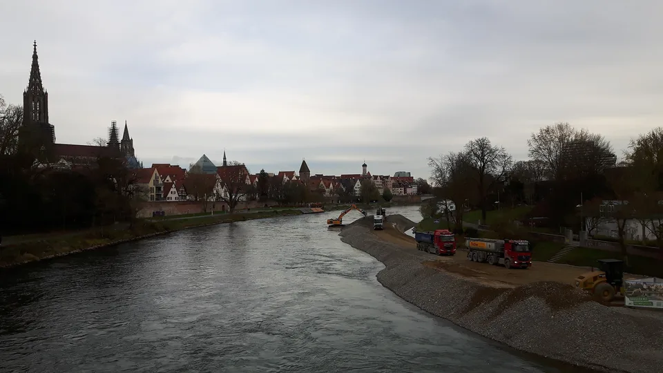Die Donau bei Ulm, im Hintergrund das Ulmer Münster
